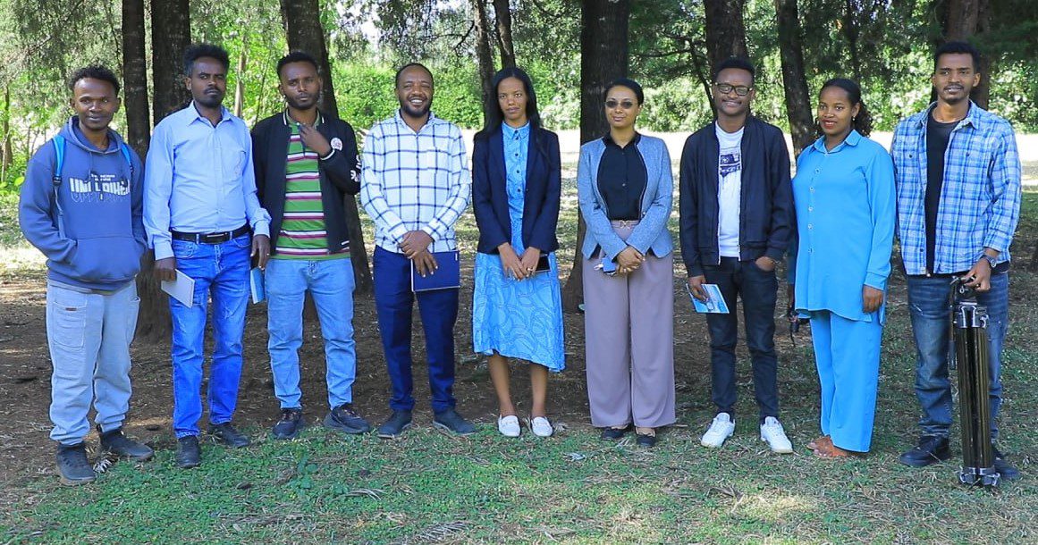 ከደቡብ ክልል ፕሬዝዳንት ጋር በተቋሙ መስክ ሥራዎች ላይ ያተኮረ ውይይት ተደረገ 1 photo 2024 1002