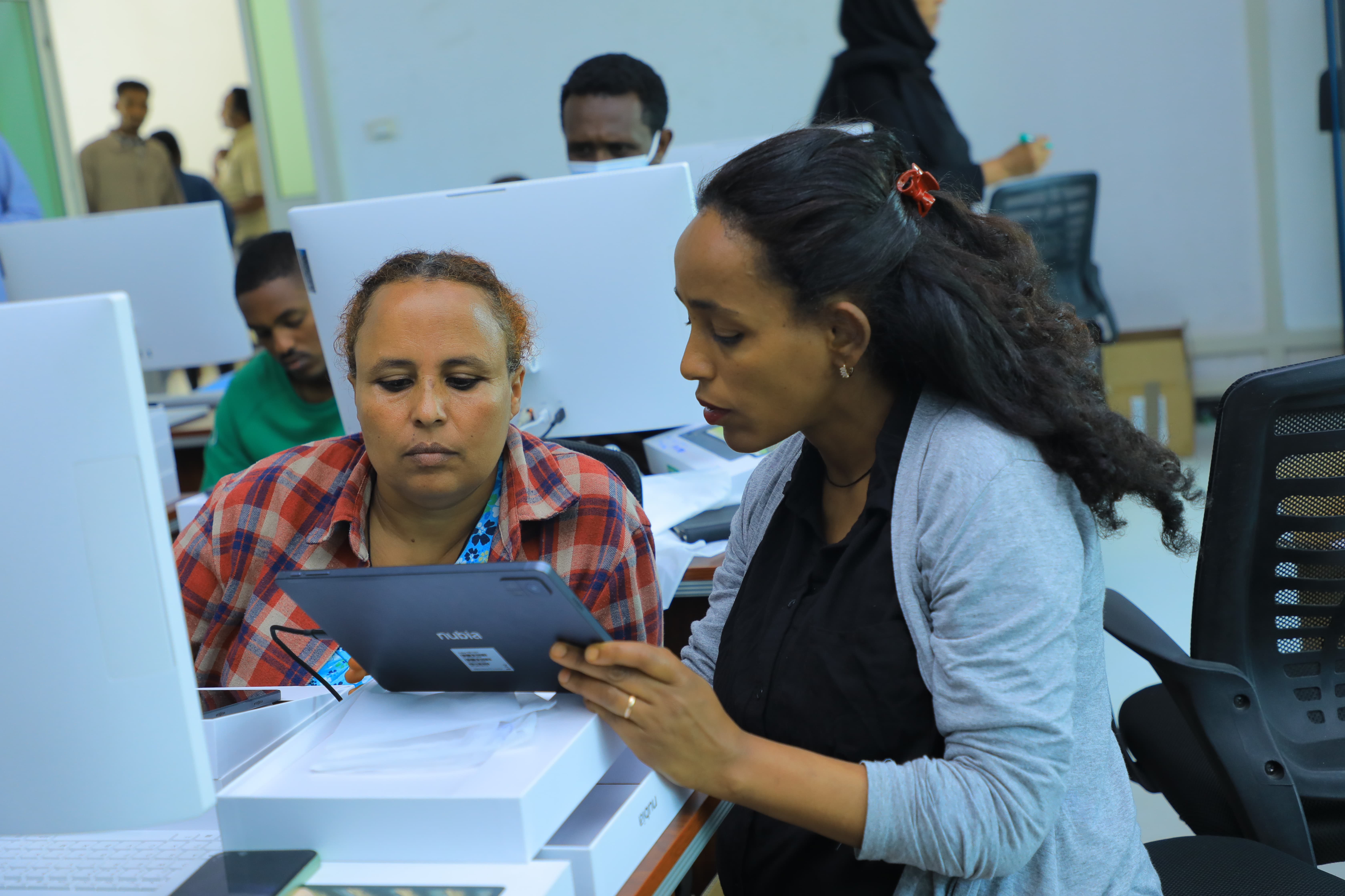 ለኢኮኖሚ ድርጅቶች ቆጠራ የቆጠራ ቦታ ካርታ በታብሌት የመጫን ስራ እየተከናወነ ይገኛል 3 1t8a0172