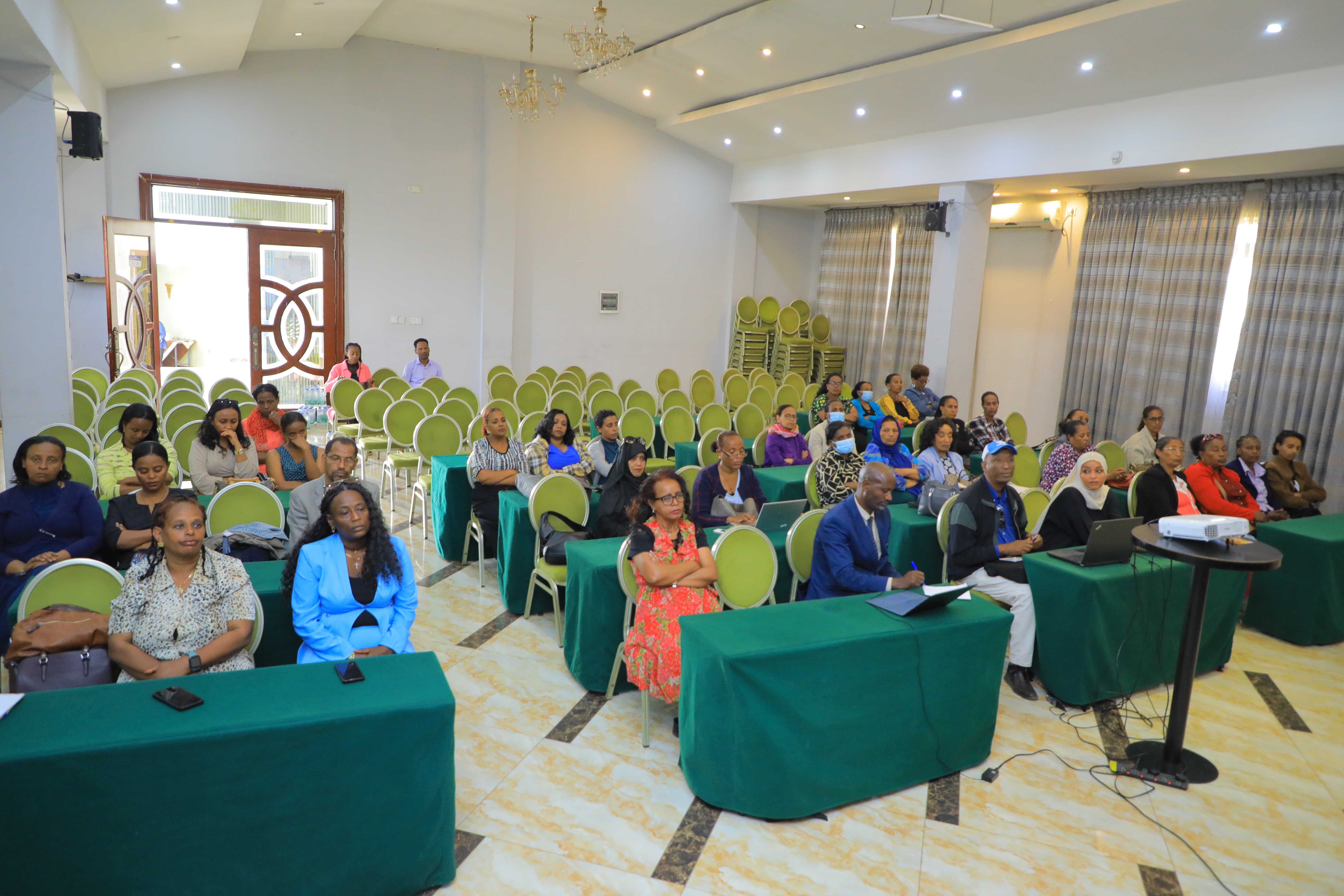 የተቋሙ ሴት ሰራተኞች የስራ ላይ ብቃትና ክህሎት ለማሻሻል የሚያግዝ ስልጠና እየተሰጠ ይገኛል 3 1t8a6631