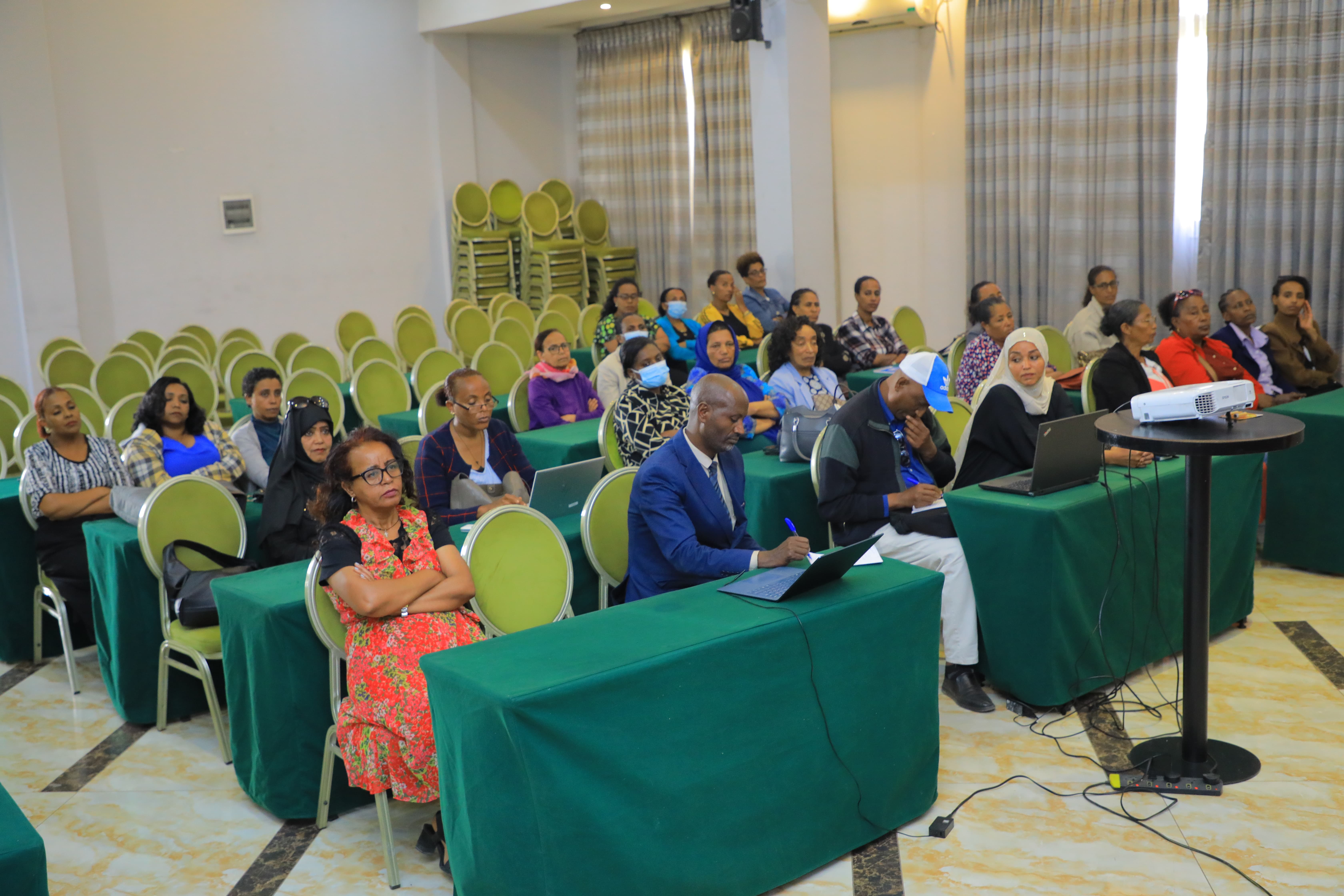 የተቋሙ ሴት ሰራተኞች የስራ ላይ ብቃትና ክህሎት ለማሻሻል የሚያግዝ ስልጠና እየተሰጠ ይገኛል 4 1t8a6634