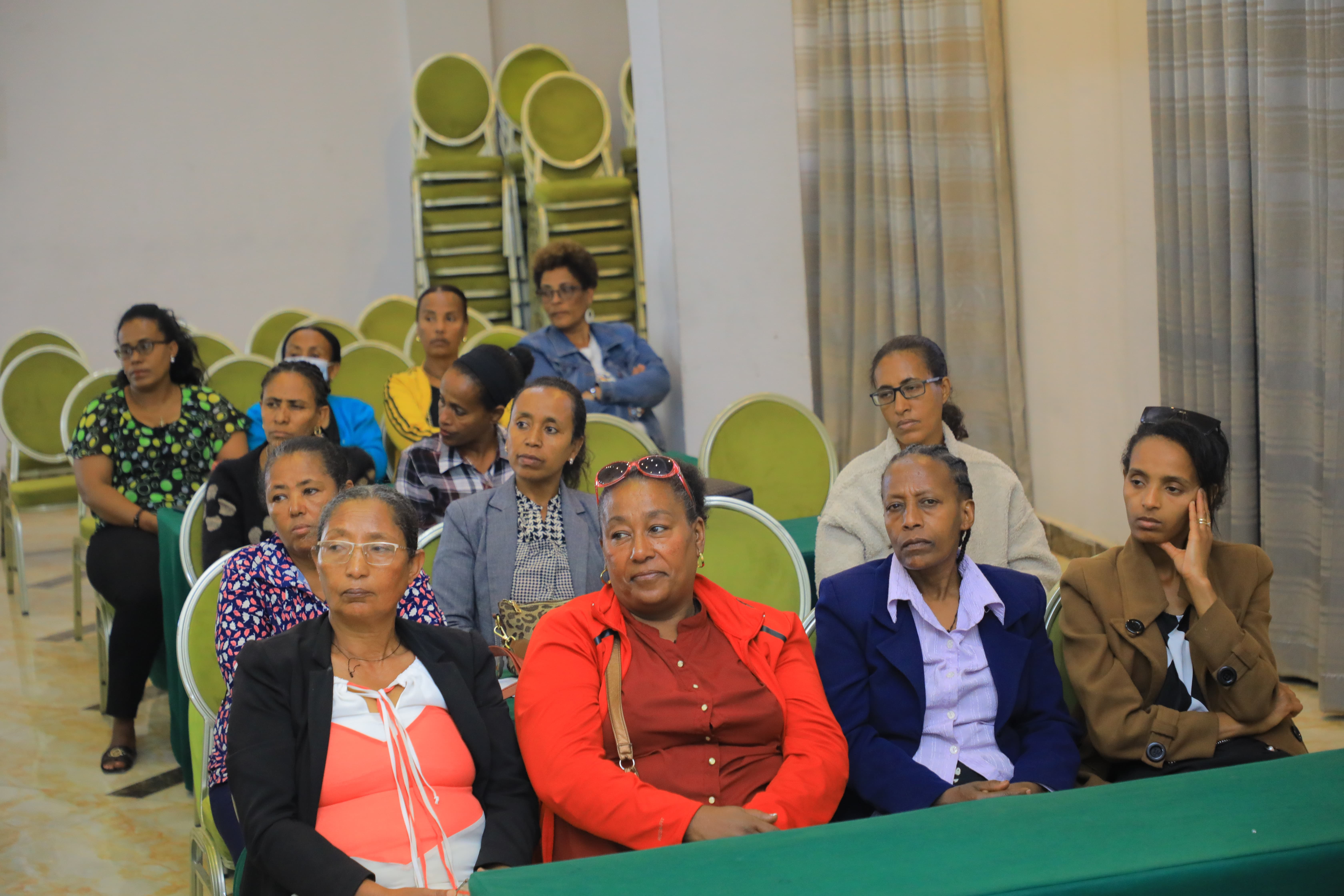 የተቋሙ ሴት ሰራተኞች የስራ ላይ ብቃትና ክህሎት ለማሻሻል የሚያግዝ ስልጠና እየተሰጠ ይገኛል 5 1t8a6637